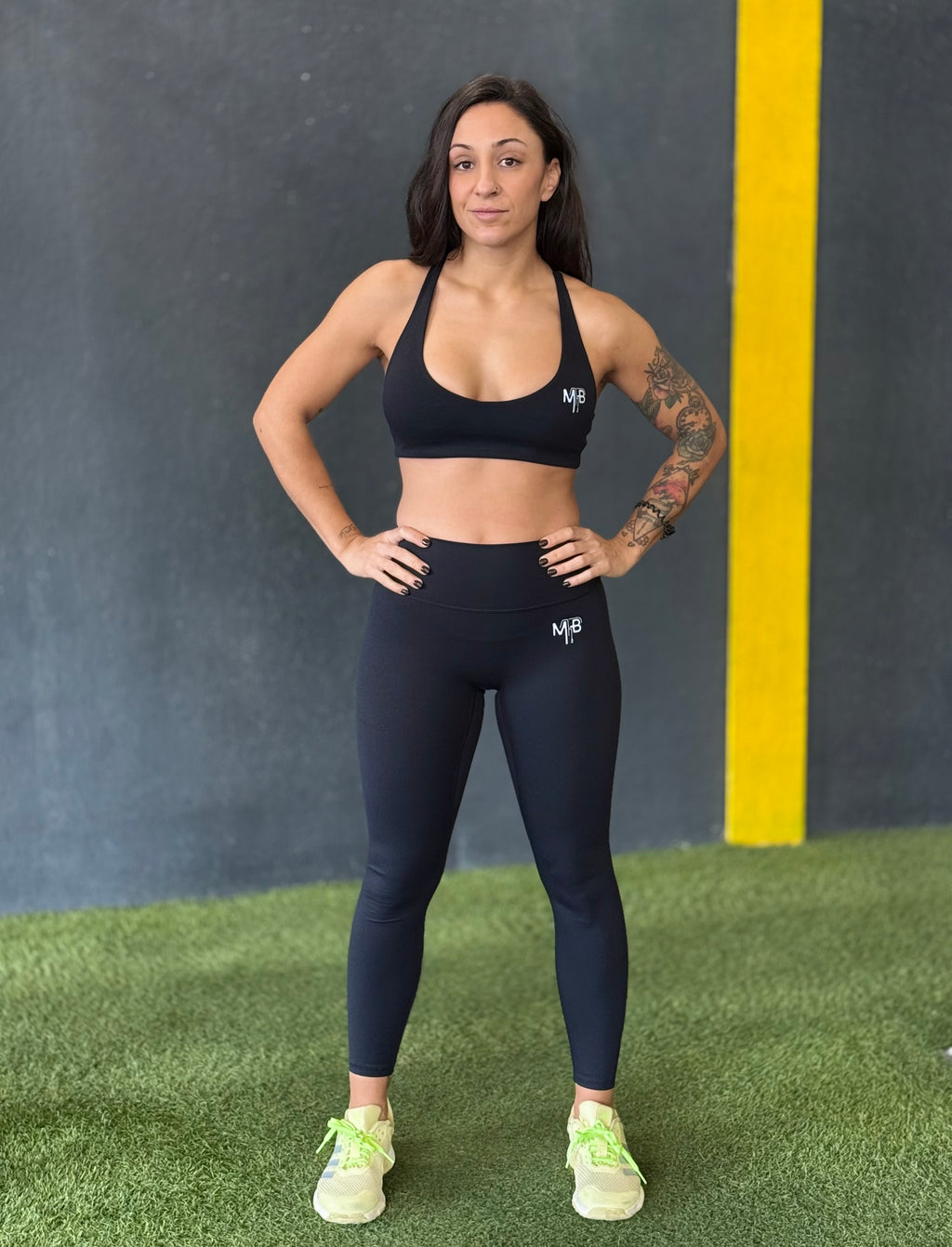 Top deportivo M2B Black Panther