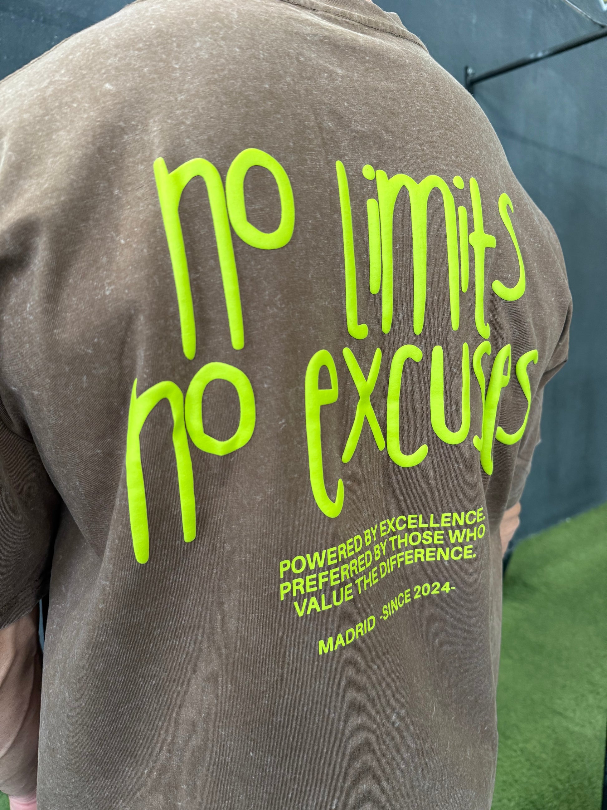 Camiseta Marrón No Limit, No Excuses