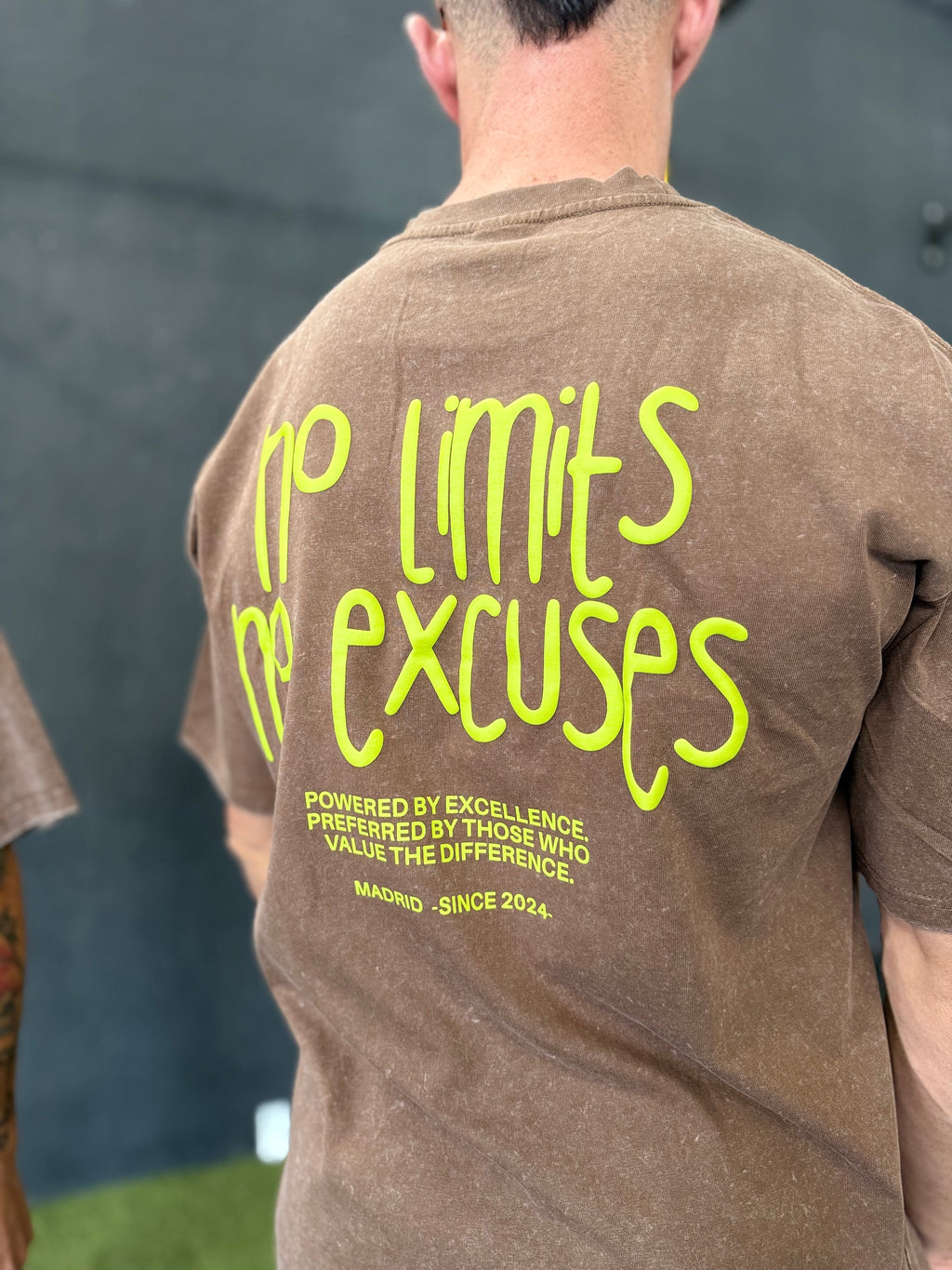 Camiseta Marrón No Limit, No Excuses