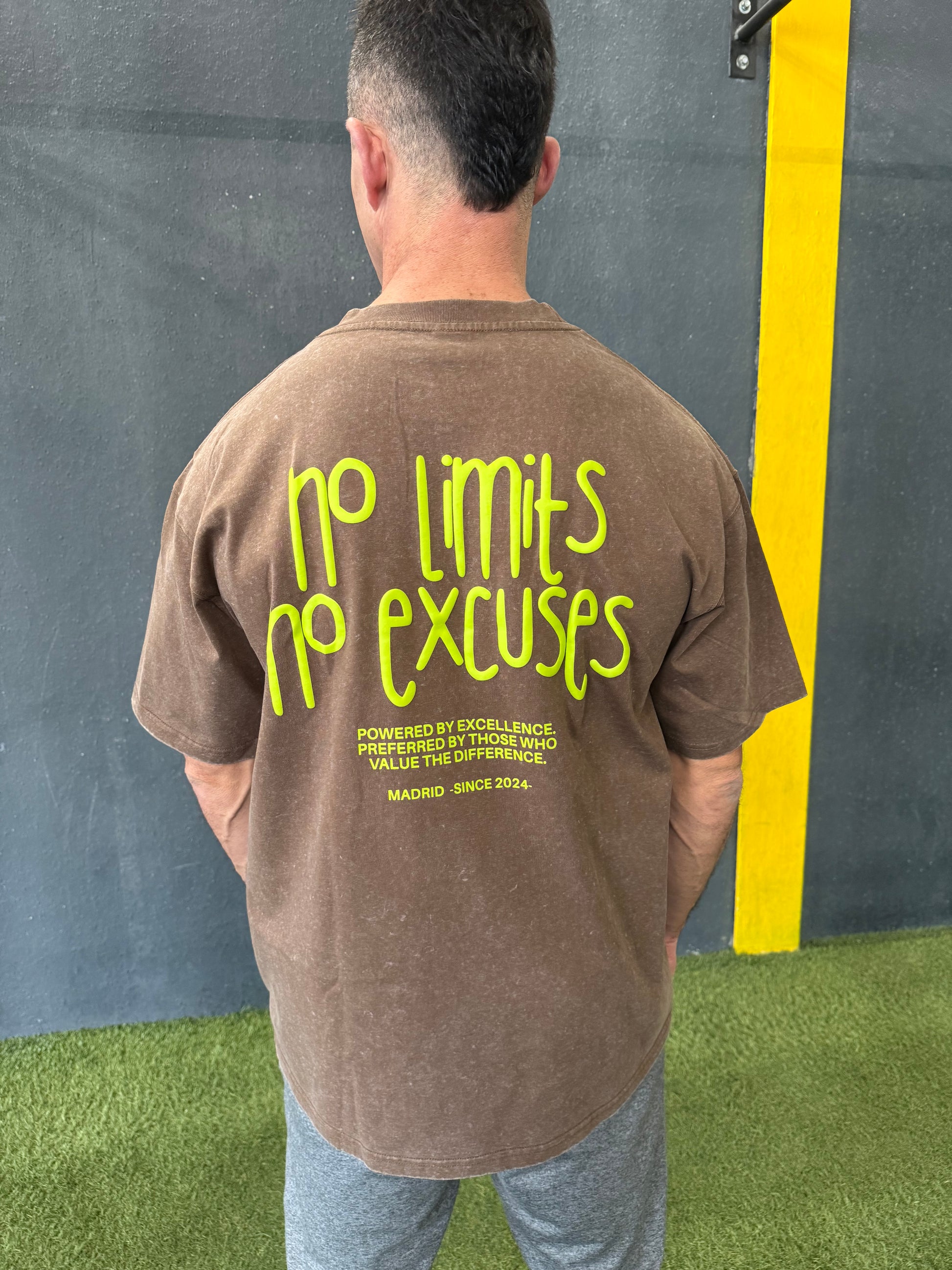 Camiseta Marrón No Limit, No Excuses