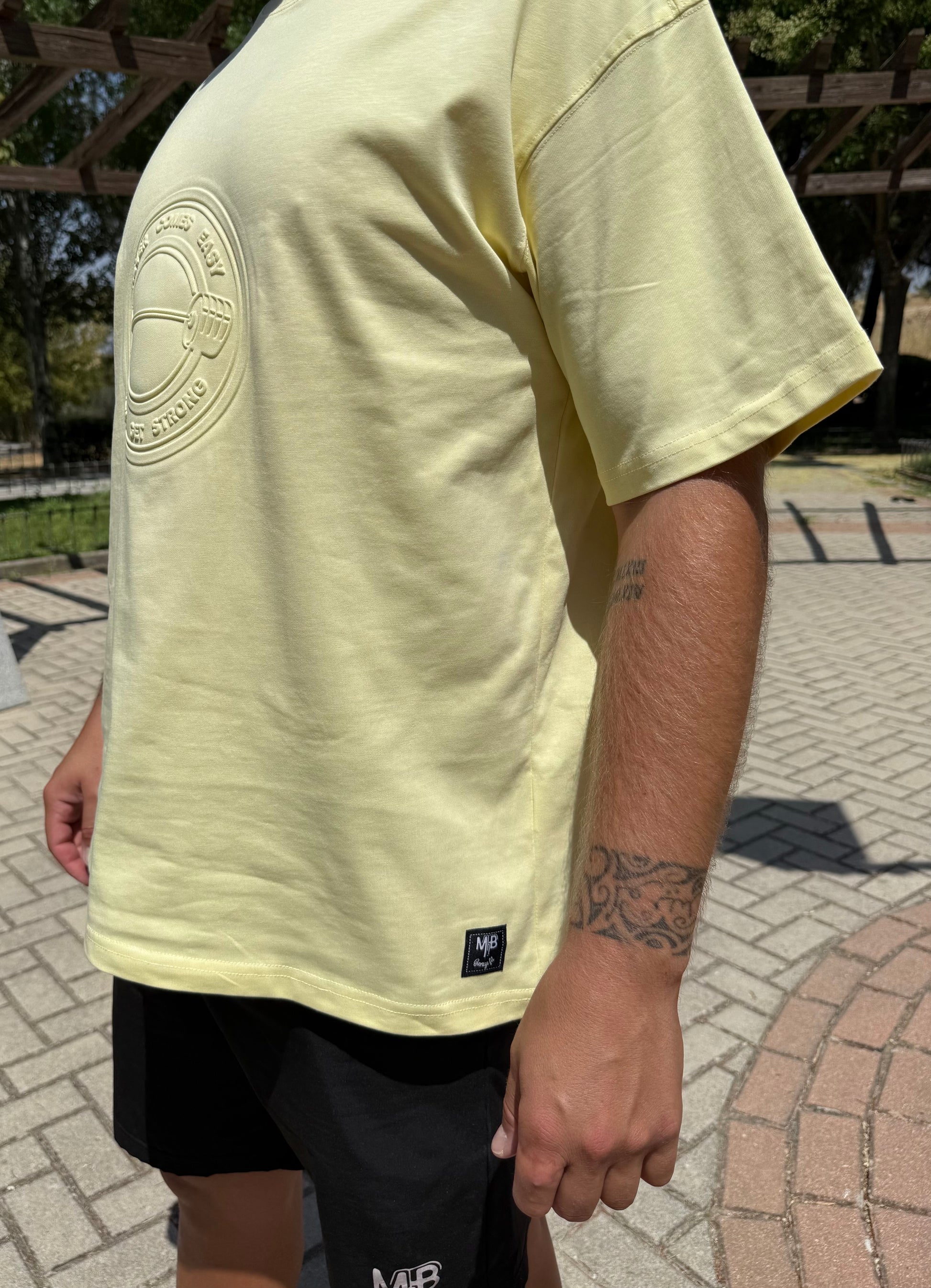 Camiseta Strong M2B - Amarillo solar